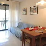 Flat In With Swimming Pool And Balcony アパート ビビオーネ